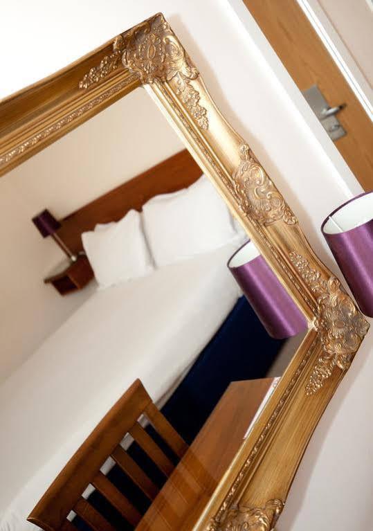 The Angel Hotel Alton  Luaran gambar